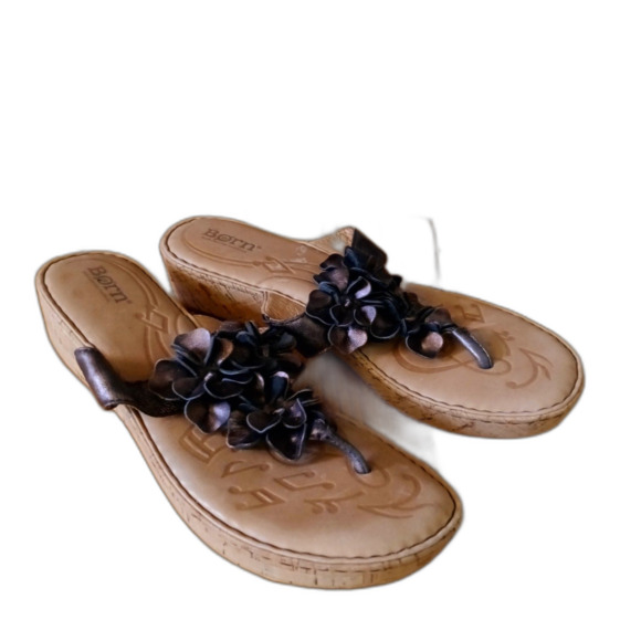 BORN Metallic Rose Leather Flower Thong Sandals Women's sz 9 flip flop - Picture 1 of 8